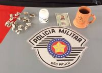 PM prende cidado com 17 parangas de maconha e um p da droga em quintal