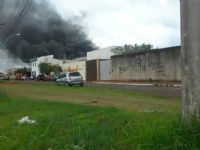 Inc�ndio em ind�stria de Ja� destr�i 5 toneladas de material pl�stico