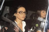 Sob protestos, Adriana Ancelmo chega a seu apartamento no Leblon