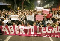 Manifestantes protestam na Avenida Paulista pelo direito ao aborto