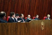 Por 4 votos a 3 Tribunal Eleitoral n�o cassa mandato da chapa Dilma-Temer