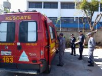 GCM e bombeiros socorrem uma mulher que caiu de telhado em Vitoriana