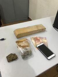 Opera��o da PM em Pereiras apreende  tabletes de maconha prensada