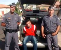 PM de Itatinga flagra rapaz em �nibus com pedras brutas de crack e maconha