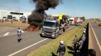 Greve dos caminhoneiros contra alta do combust�vel atinge a todo Pa�s