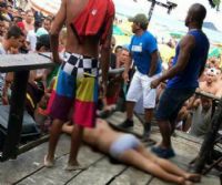 Dupla mata dois ex-policiais e fere dois populares em praia no Guaruj�