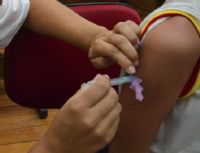 Meninos com idade entre 12 a 13 anos come�am receber a vacina contra o HPV