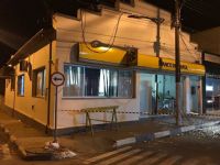 Quadrilha invade Pederneiras e explode caixa eletr�nico do Banco do Brasil