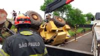 Pane em trator resulta em  tombamento e motorista fica preso na cabine em S�o Manuel