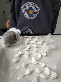 Adolescente � aprendido pela PM com 35 por��es de coca�na e um tablete de maconha