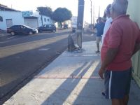 Condutor de caminh�o foge ap�s colidir contra poste de ilumina��o p�blica