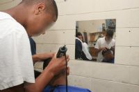 Jovens da Funda��o CASA fazem cursos de barbearia e design de sobrancelhas