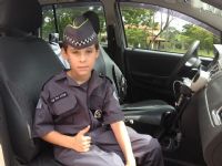 Filho de PM morto em confronto com bandidos recebe farda igual a do pai