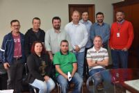 Prefeitura prop�e aumento a servidores de 5,1% no sal�rio e vale alimenta��o 