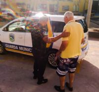 GCM presta atendimento a um senhor que estava perdido e desorientado em avenida