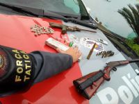 For�a T�tica da PM prende casal em Bofete com entorpecentes e espingardas