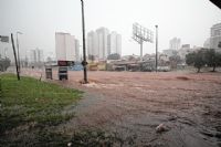 Chuva forte alaga avenidas e casas em Bauru, Agudos e Len��is Paulista