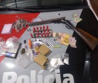 For�a T�tica faz apreens�o de entorpecentes, arma e muni��es em S�o Manuel