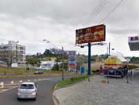 Suspeito em fuga troca tiros com a PM e acaba levando um tiro no peito