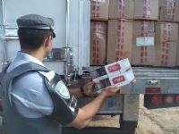 Caminhoneiro � preso com mais de 500 mil ma�os de cigarros em rodovia de Itatinga