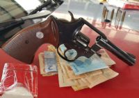 Ao da equipe Alfa da PM resulta em apreenso de arma e tijolo de cocana
