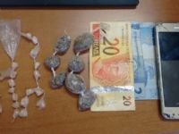 Jovem � flagrado com por��es de crack e maconha em Len��is Paulista